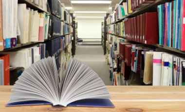  eğitim konsepti için kütüphanede kitaplar