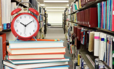  eğitim konsepti için kütüphanede kitaplar