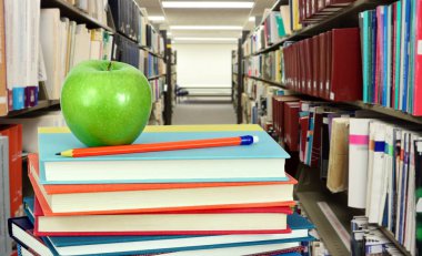  eğitim konsepti için kütüphanede kitaplar