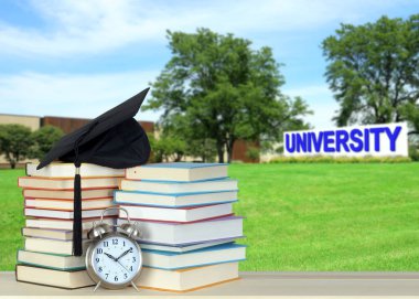 kitap ve üniversite kampüsü