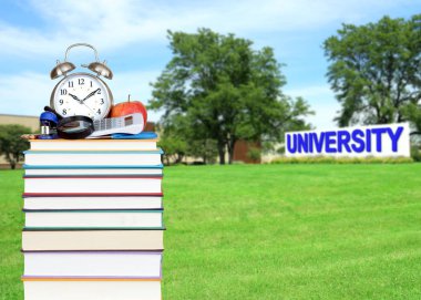 kitap ve üniversite kampüsü