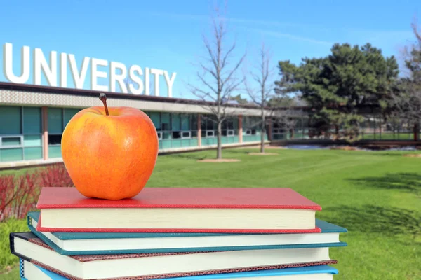 Concepto de educación superior: libro, campus, universidad — Foto de Stock