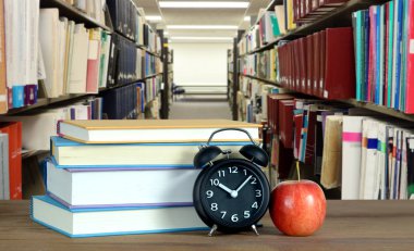  eğitim konsepti için kütüphanede kitaplar