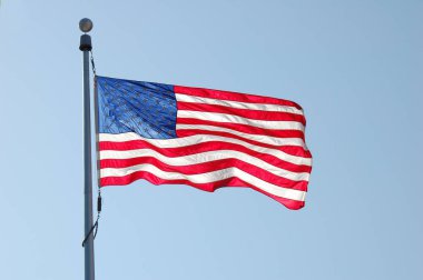 Mavi gökyüzüne karşı Amerikan bayrağı