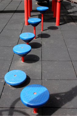 Tahta masada bir grup vişneli domates.