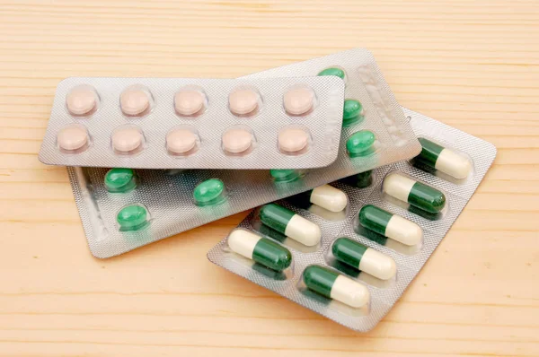 Gros Plan Des Pilules Médicinales Sur Table — Photo