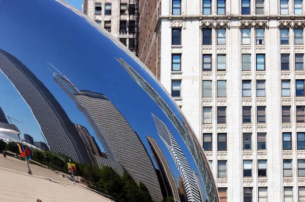 Modern şehir binaları araba camlarına yansıyor. 