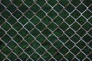 Demir ağa yakın çekim, bulanık çimen arka plan