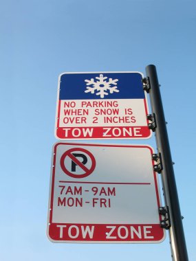 Mavi gökyüzü arkaplanındaki park işaretleri