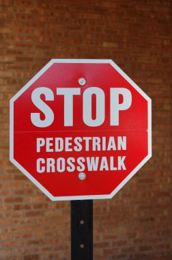 Bulanık arkaplanda yaya geçidinde şarkı söylemeyi bırak 