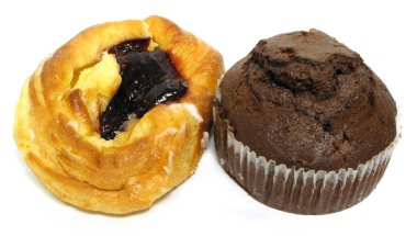 Tabakta bir çift dekoratif kek.