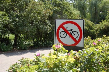 Gündüz trafik işaretinin kapatılması veya yol işareti 