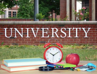 Üniversitenin önünde bir yığın kitap.