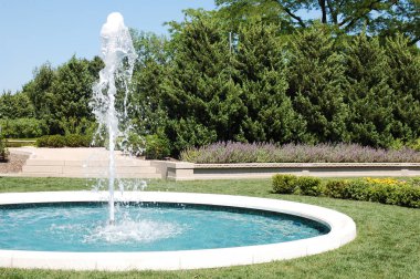 Gündüz vakti modern çeşmenin manzarası 