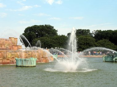 Şehir parkında gündüz vakti çeşme 