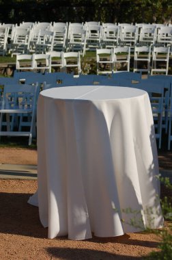 Düğünde beyaz masa. 