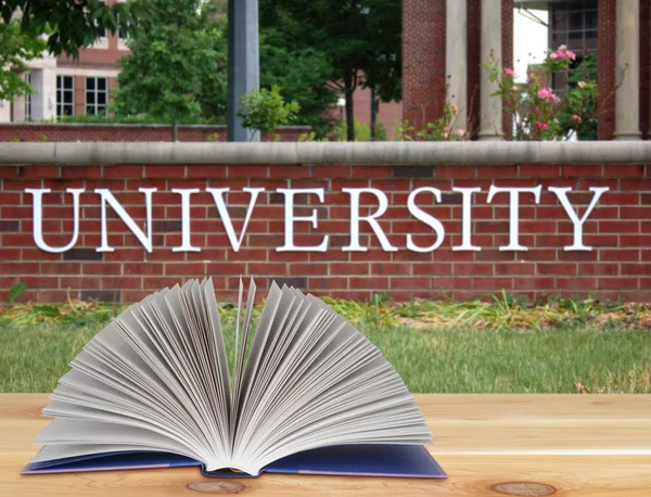 Stapel boeken in de voorkant van de universiteit — Stockfoto