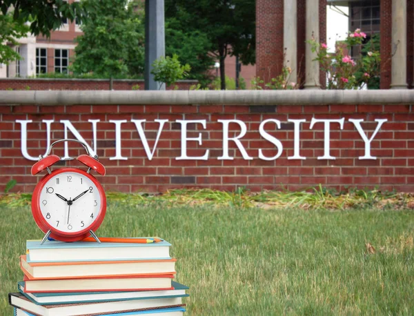 Stapel boeken in de voorkant van de universiteit — Stockfoto