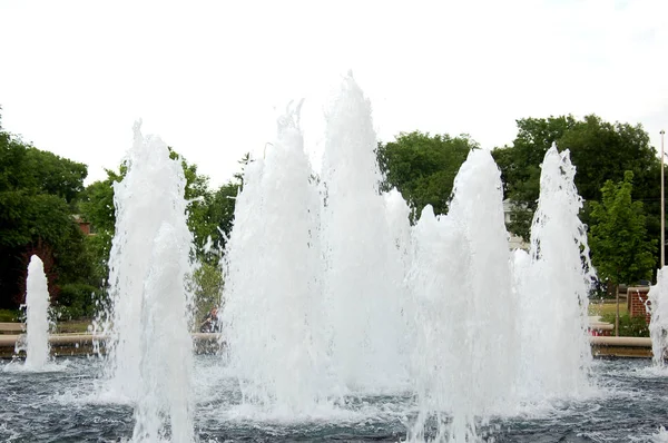 Landschappelijk Uitzicht Moderne Fontein Overdag — Stockfoto