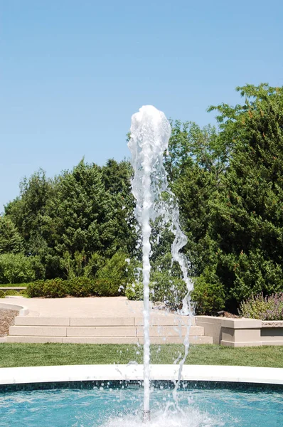 Gündüz vakti modern çeşmenin manzarası 