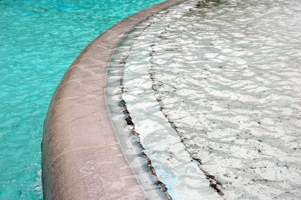 Surface Eau Bleue Dans Fontaine Avec Des Vagues — Photo