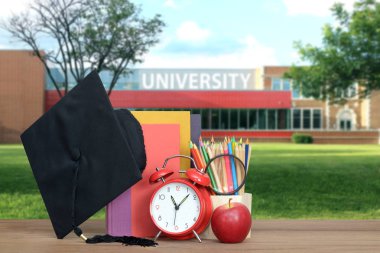 Eğitim dekorasyonlu üniversite kampüsü