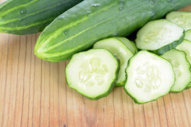 yeşil ve taze salatalık kesme tahtasında