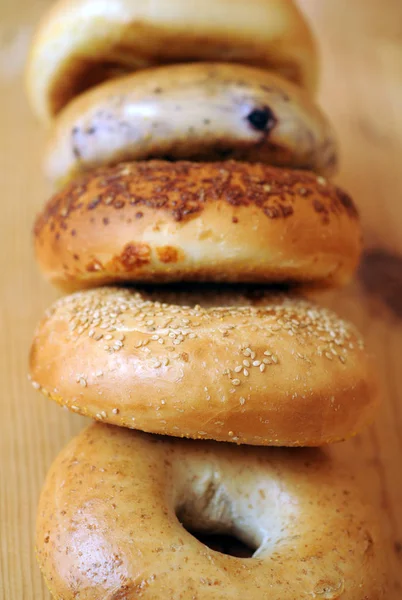 Berbagai Bagel Atas Meja Kayu — Stok Foto