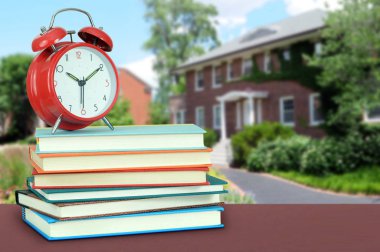 Eğitim konsepti için arka planda eski tarz üniversite olan kitap