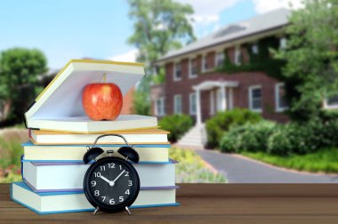 Eğitim konsepti için arka planda eski tarz üniversite olan kitap