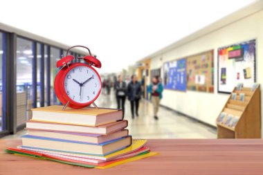 Bulanık okul geçmişi ve eğitim konsepti üzerine alarmlı saat içeren kitap yığınının kapatılması 