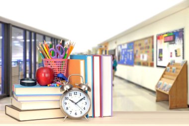 Bulanık okul geçmişi ve eğitim konsepti üzerine alarmlı saat içeren kitap yığınının kapatılması 