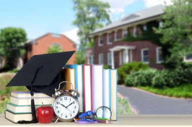 Eğitim konsepti için arka planda eski tarz üniversite olan kitap