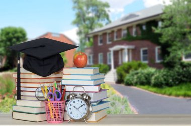 Eğitim konsepti için arka planda eski tarz üniversite olan kitap