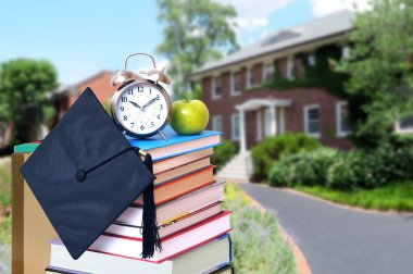 Eğitim konsepti için arka planda eski tarz üniversite olan kitap