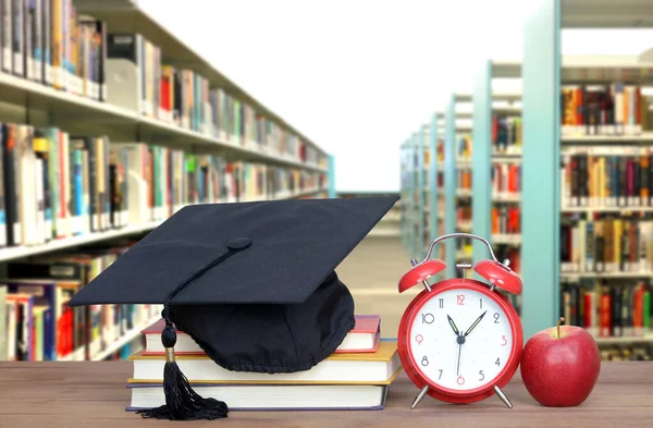 Libro y biblioteca — Foto de Stock