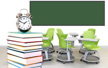 kitaplar ve boş sınıf