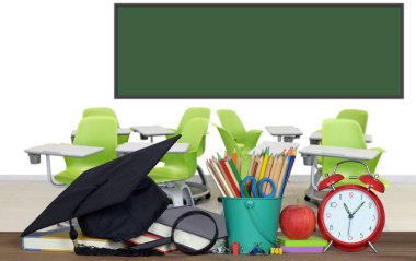 kitaplar ve boş sınıf