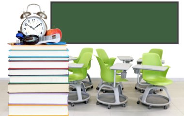 kitaplar ve boş sınıf