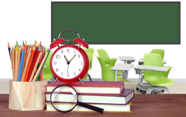 kitaplar ve boş sınıf