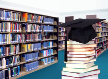 Kütüphanede kitap yığını