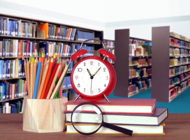 Kütüphanede kitap yığını