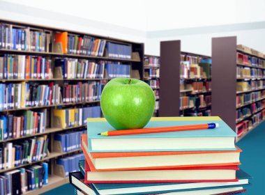 Kütüphanede kitap yığını