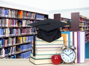 Kütüphanede kitap yığını