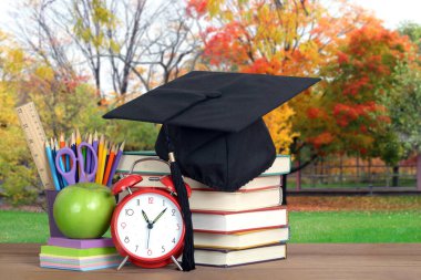 Kitap ve okul bahçesi