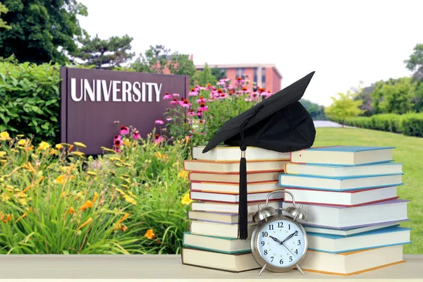 Книга и университет — стоковое фото