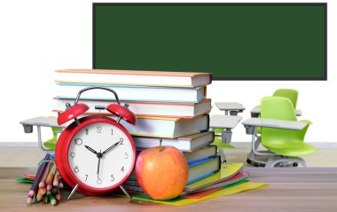 kitaplar ve boş sınıf