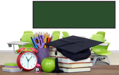 kitaplar ve boş sınıf