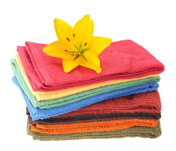 Toallas de colores y flores de lirio — Foto de Stock