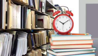 Kütüphanede kitap yığını